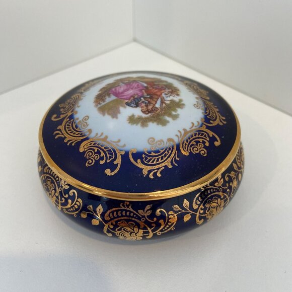 Vintage Limoges Round Porcelain Jewelry Box With Romantic Scene & Gold Detailing - Picture 5 of 16